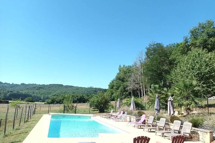 Gîte pour 4 personnes, avec terrasse ainsi que piscine et jardin à Saint-Léon-sur-Vézère