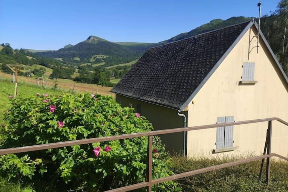 Gîtes entre Salers et le puy Mary dans le cantal in Saint-Paul-de-Salers, Parc naturel régional des Volcans d'Auvergne