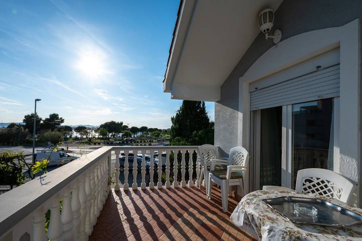 Apartament wakacyjny dla 6 osób, z balkon/ taras w Sukosan