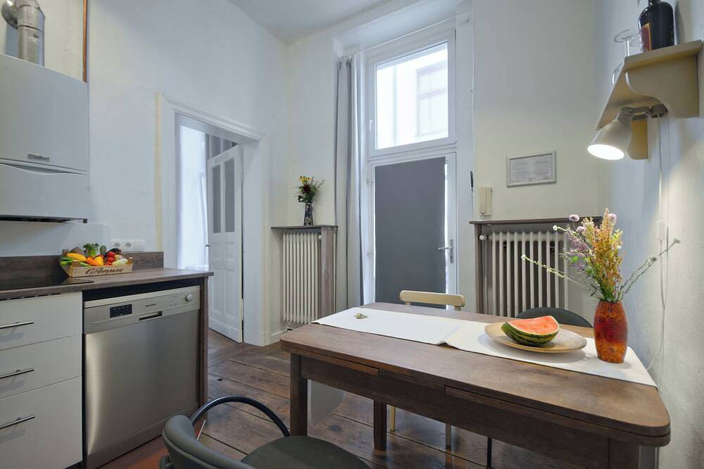 Ganze Wohnung, Renovierte Altbauwohnung mit Duschbad, separater Wohnküche und Waschmaschine in Moabit Berlin, Berlin