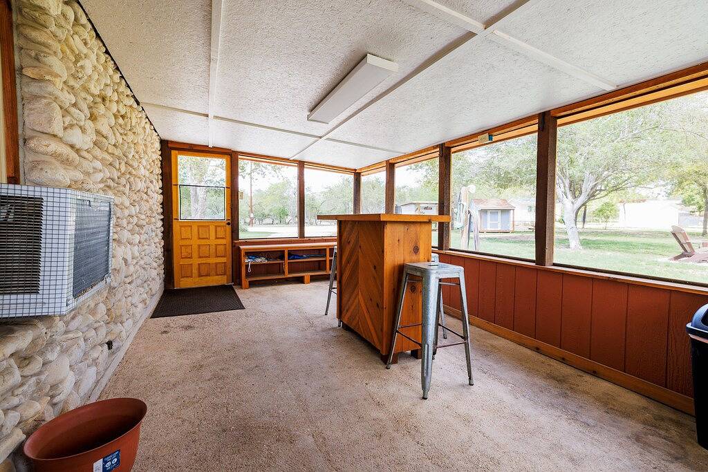 Nueces Riverfront Treehouse in Uvalde County