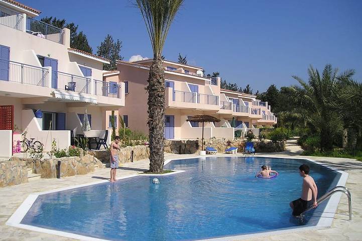 Paradise Villa, 3 bedrooms, roof terrace, pool, free Wi-Fi, close to amenities in Paphos, Südzypern