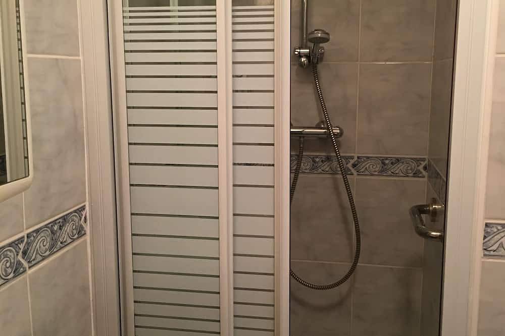 Appartement entier, Gîte pour 2p annexe au superbe mas de caractère,  piscine 6X12, propriété calme in Aiguèze, Région de Nîmes