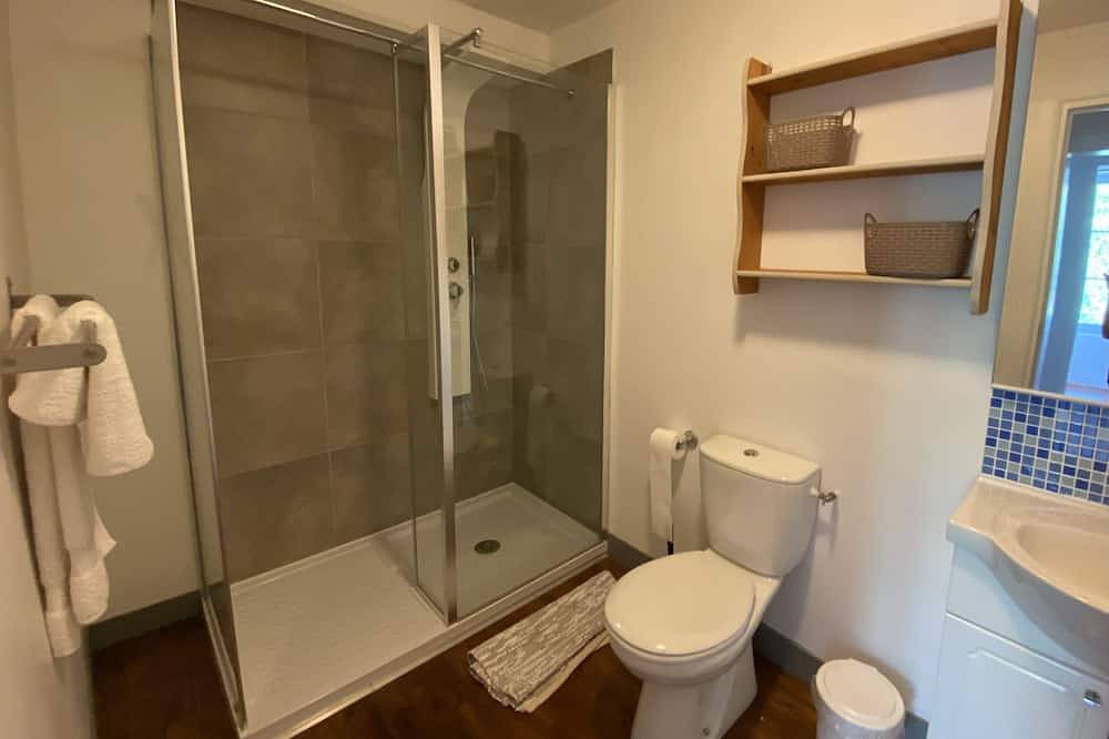 Cosy French cottage with access to peaceful gardens -10 mins walk to town centre in Ruffec, Charente