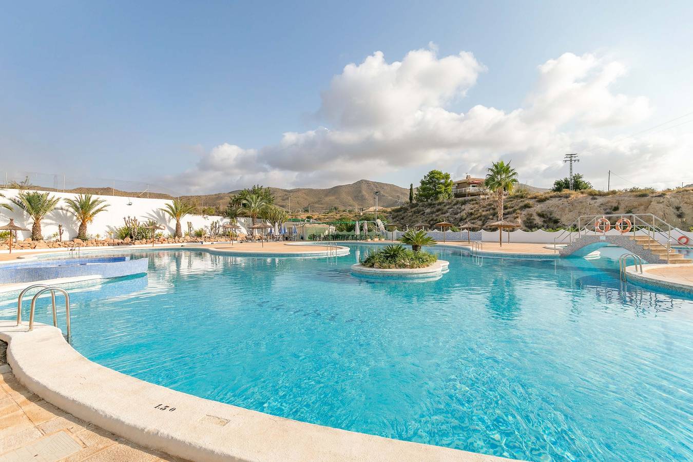 Casa de vacaciones 'Amplio' con piscina compartida, Wi-Fi y aire acondicionado in Campello, Costa Blanca