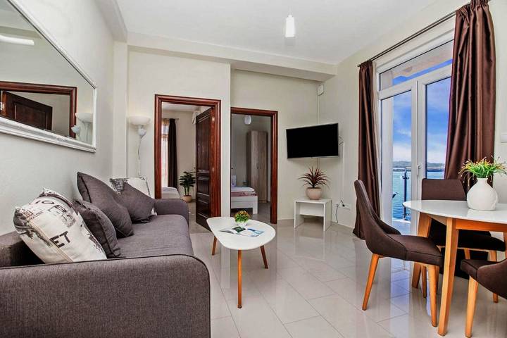 Gîte pour 3 personnes, avec terrasse et vue, adapté aux familles dans Tivat - 4