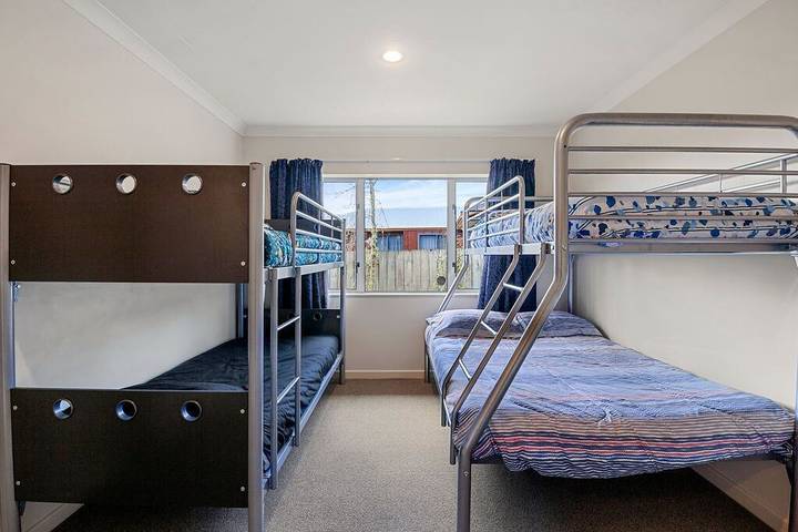 Holiday home for 10 people, with terrace and hot tub in Taupo District