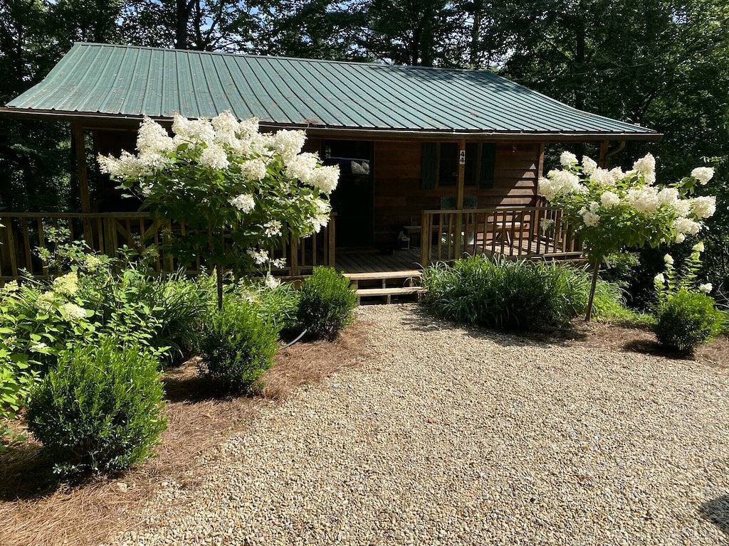 Walk to town,covered deck dining,wood-burning fireplace in Highlands (NC), Macon County