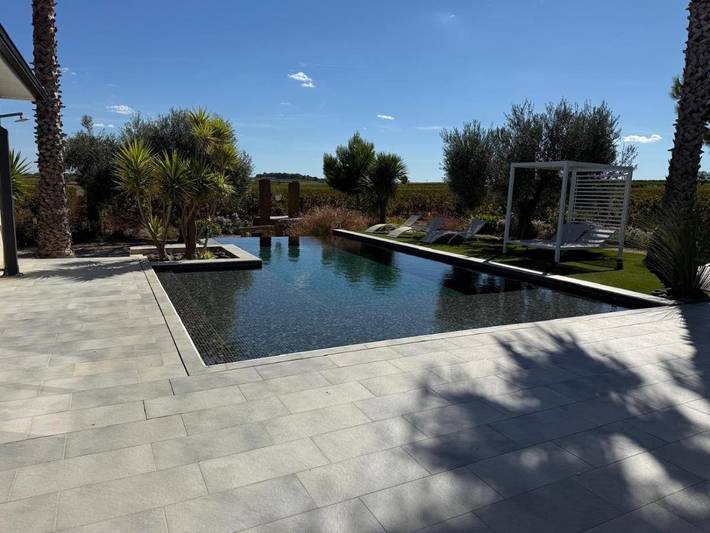 Location de vacances pour 8 personnes, avec piscine ainsi que terrasse et vue à Servian - 2
