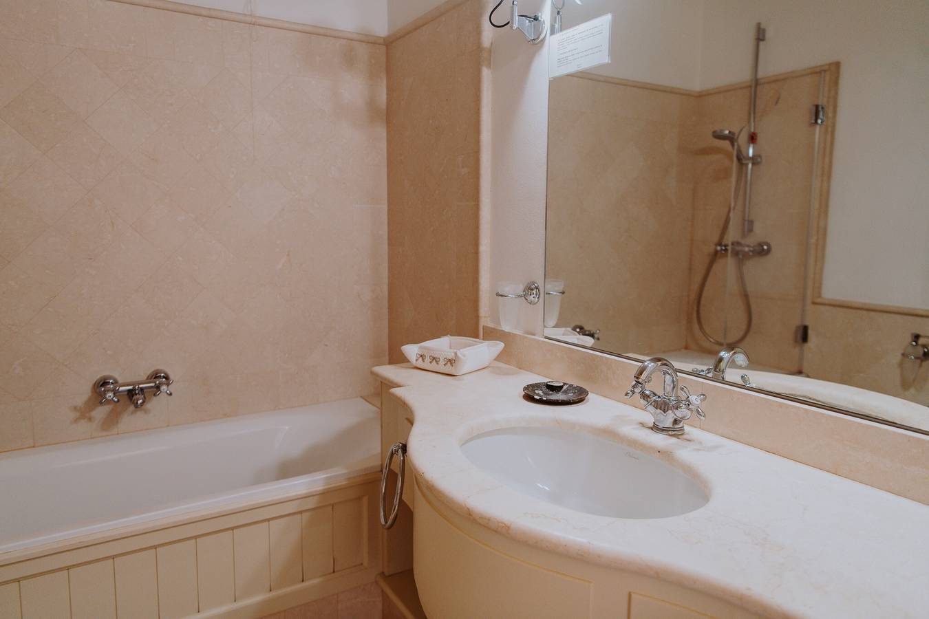 Appartamento intero, Appartamento 'Topazio' con piscina condivisa, Wi-Fi e aria condizionata in Puegnago del Garda, Prealpi Gardesane