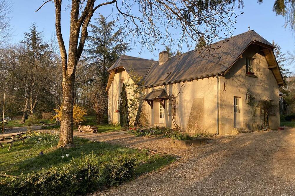 Gîte douillet en forêt d'Amboise, parc boisé 2.5 ha, cheminée, vélos, Wifi, jardin privé, animaux acceptés in Souvigny-de-Touraine, Région de Tours
