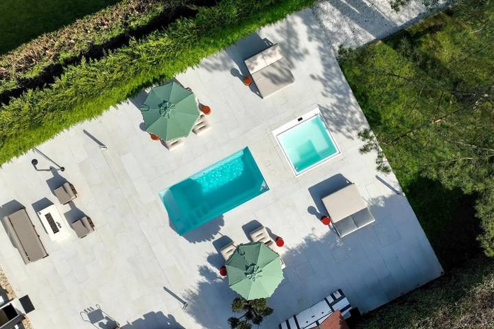 Location de vacances pour 10 personnes, avec Jacuzzi et Terrasse ainsi que Jardin et Piscine à Bonneville-sur-Touques