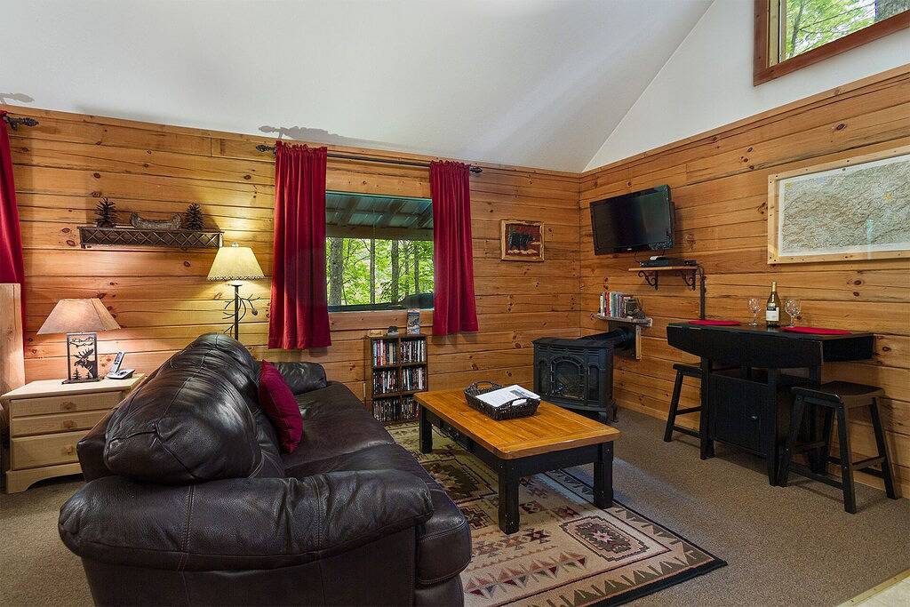 Squirrel Run Couples log cabin retreat in Fontana Lake