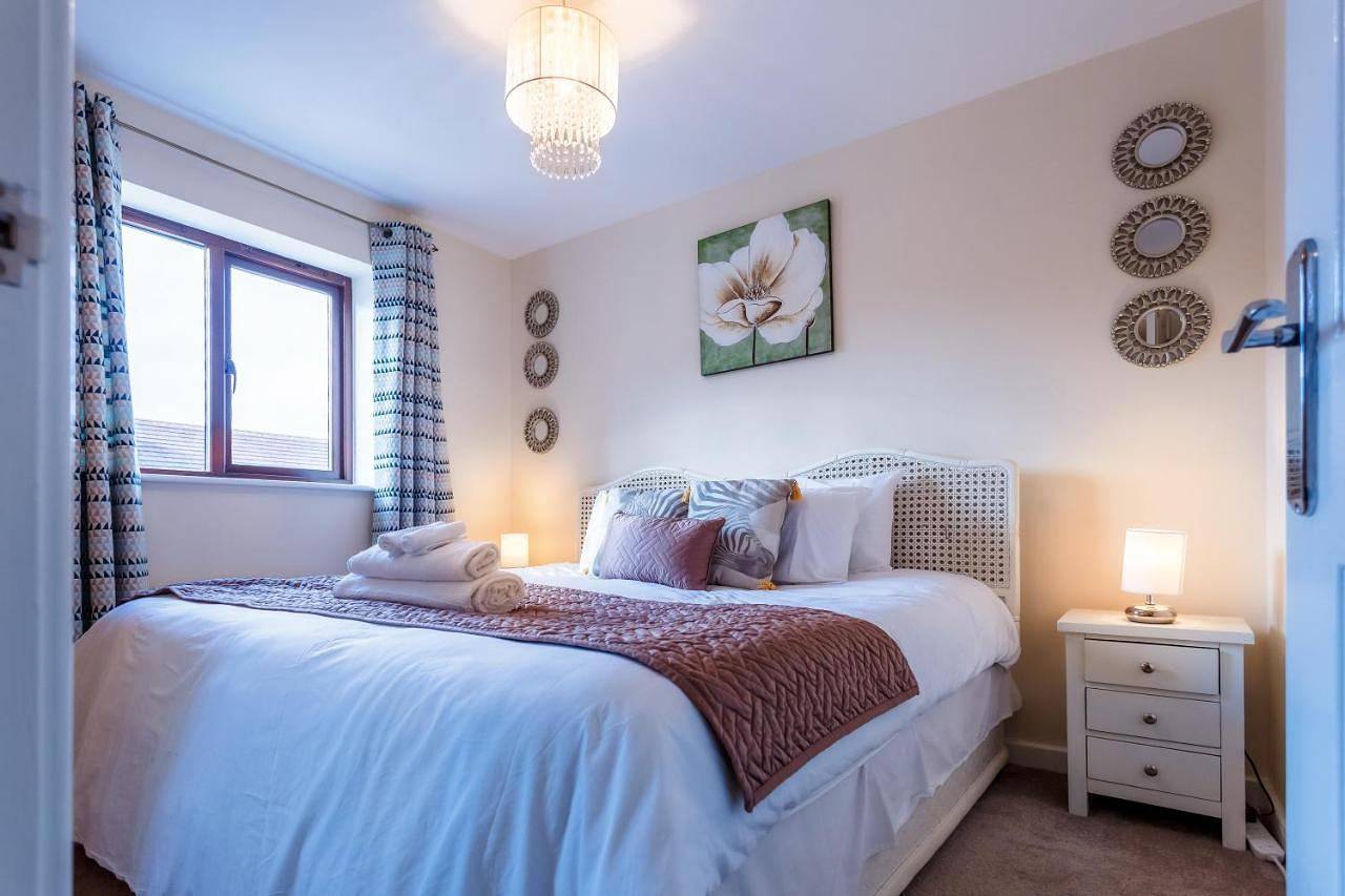 10 Guests - 5 Bedrooms - Free Parking - Lux House in Milton Keynes, Zuidoost Engeland