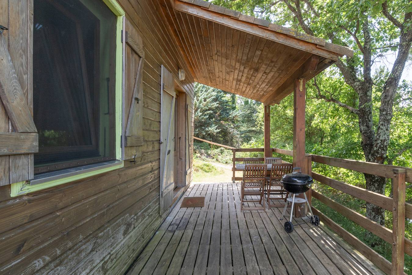 Chalet 'Vert 4 Personnes' avec balcon et Wi-Fi in Darbres, Ardèche