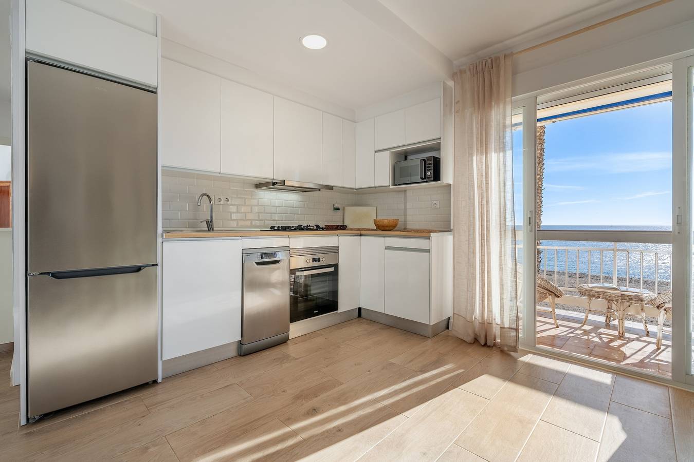 Apartamento entero, Apartamento 'Primera Linea De Playa' con vistas al mar, Wi-Fi y aire acondicionado in Motril, Costa Tropical