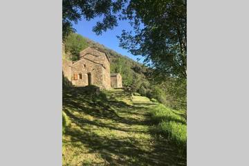 Gîte pour 12 personnes, avec vue et jardin à Saint-Frézal-de-Ventalon