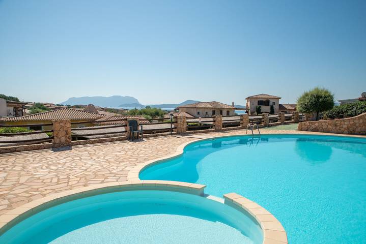 Apartamento entero, Villetta vacacional 'Sardegna vista mar, piscina y spa' con piscina e hidromasaje in Pittulongu, Olbia