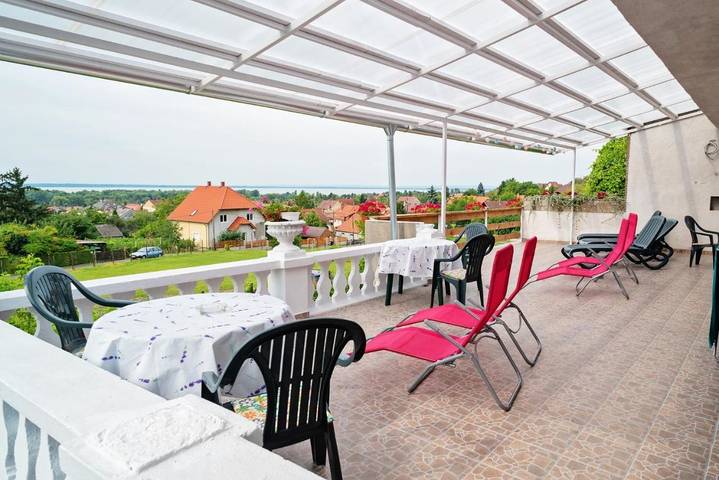 Ferienwohnung für 2 Personen, mit Terrasse und Garten sowie Seeblick und Ausblick