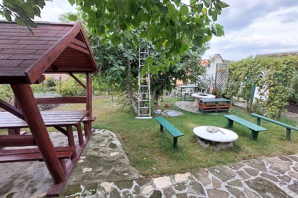 Casa vacacional con jardín a sólo 50 metros del centro in Tihany, Balatonfüredi járás
