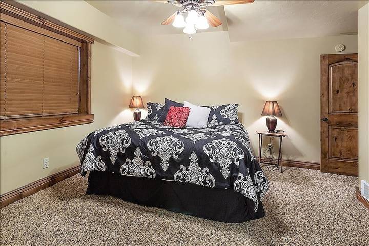 Vacation rental for 19 people, with hot tub and terrace as well as yard in Idaho