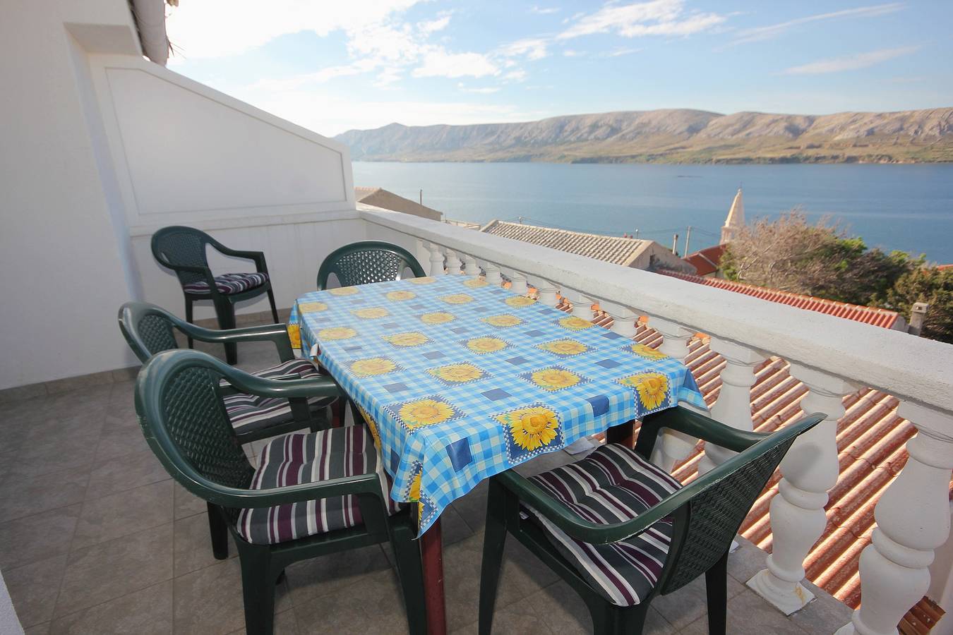 Ganze Wohnung, 2-Zimmer-Ferienwohnung mit Terrasse und Meerblick Zubovici (Pag) A-9365-b in Zubovići, Pag