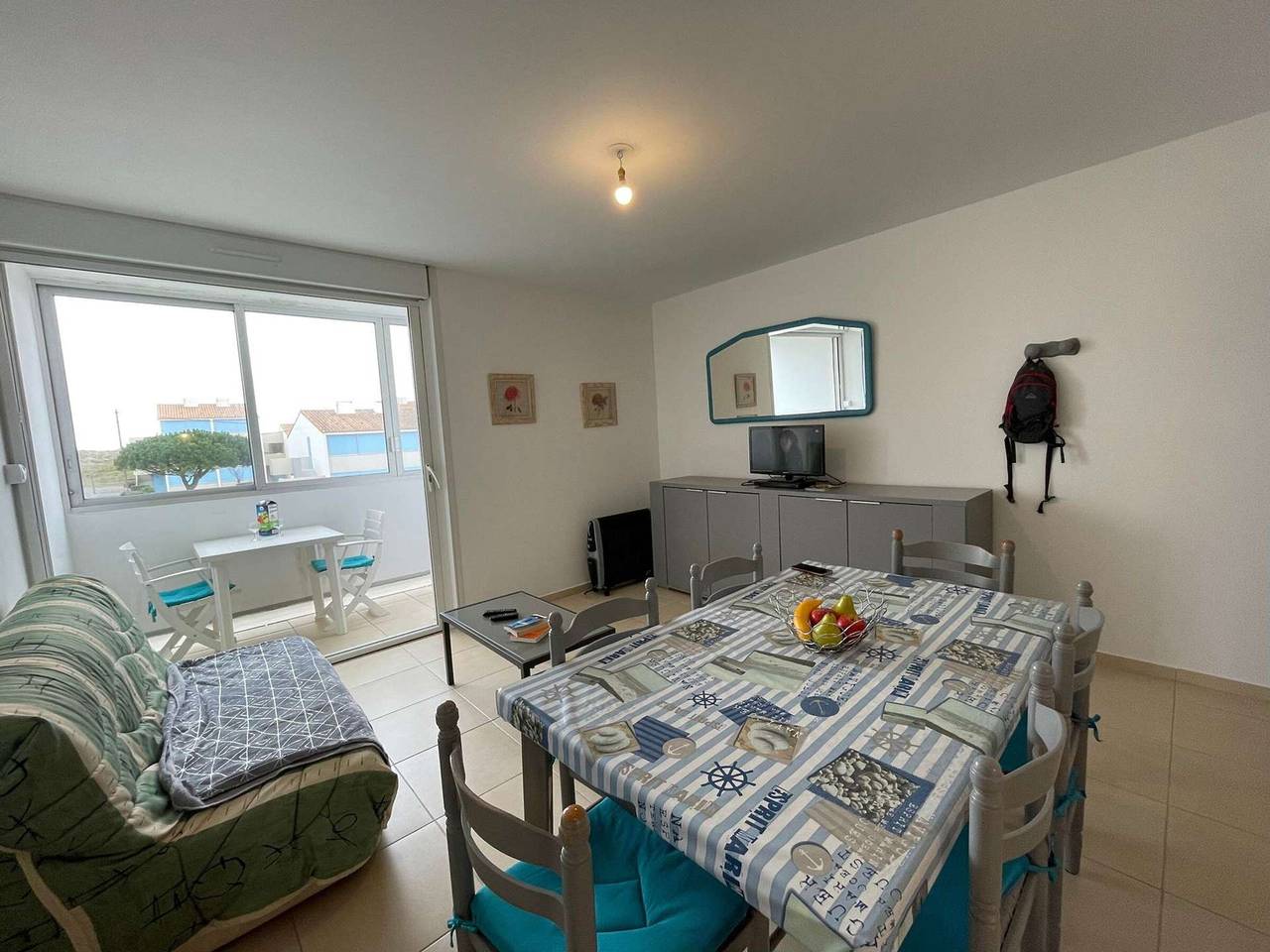 Entire apartment, Beachside 3-Room Apartment with Balcony & Parking - Sleeps 6 in Saint-Hilaire-de-Riez, Vendée