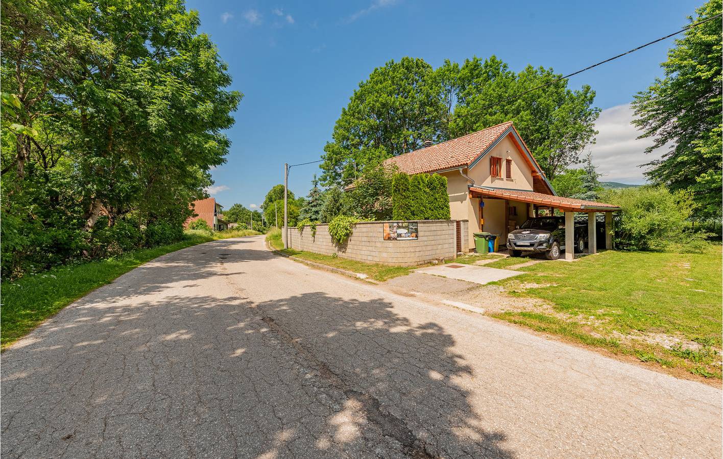 Geräumige 130 m² große Wohnung mit WLAN, Parkplatz, Terrasse und Küche in Gračac, Zadar