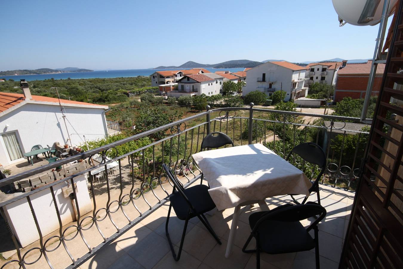 Ganze Wohnung, 2-Zimmer-Ferienwohnung mit Terrasse und Meerblick Tribunj, Vodice A-6223-b in Tribunj, Šibenik-Knin