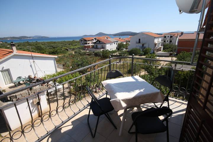 Apartament wakacyjny dla 6 osób, z balkon/ taras w Tribunj
