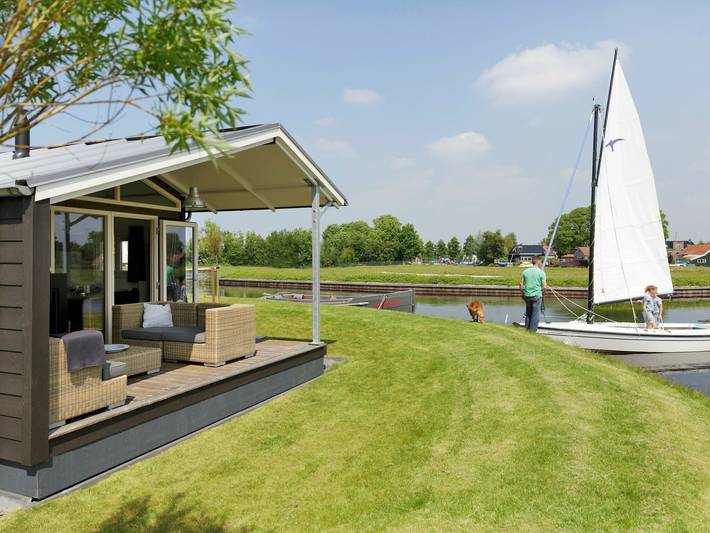 Villa am See in der Nähe von Sneekermeer in Friesland