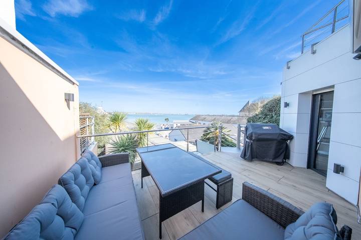 Villa pieds dans l'eau - vue mer & jacuzzi in Larmor-Plage, Côte des Mégalithes