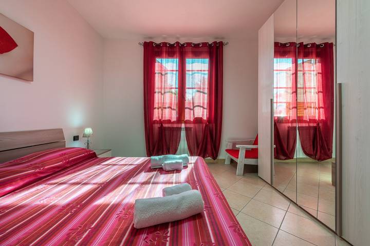 Apartamento entero, Casa de vacaciones "Villa Sunset" cerca de la playa con vistas al mar, jardín y terraza in Capitana, Quartu Sant'Elena