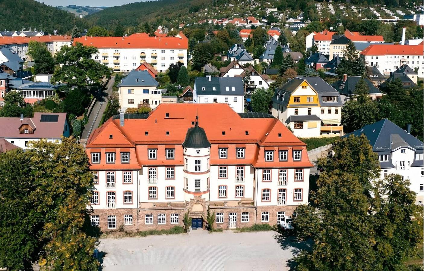 Ganze Wohnung, Helle & großzügige Ferienwohnung murihaus – Stadtblick-Balkon & Parkplatz in Aue, Erzgebirge