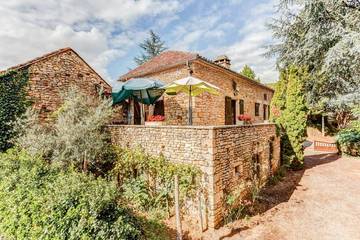 Gîte pour 6 personnes, avec terrasse ainsi que jardin et piscine à Prats-du-Périgord
