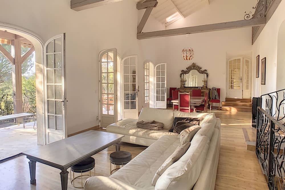 Exclusive Secluded Villa: Truffle Oak Forest, Private Pool & Panoramic Lake View in Lissac-sur-Couze, Brive-la-Gaillarde und Umgebung