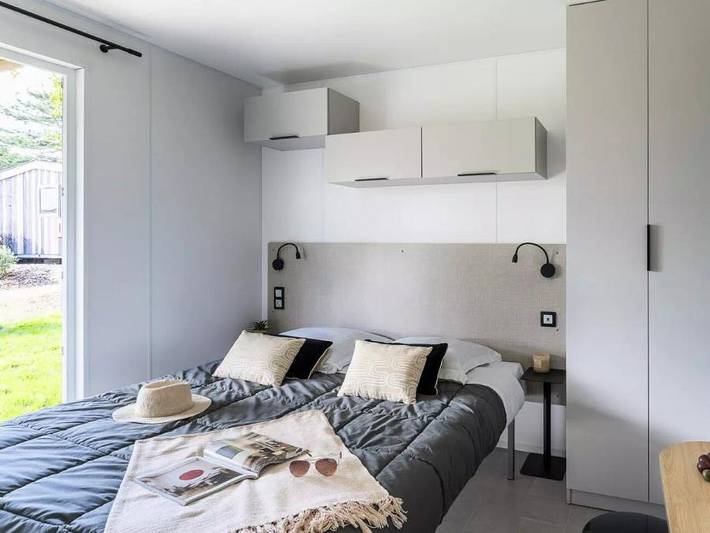 Camping Le Village Perrosien - Mobilhome 4 personnes - Cabane Premium 3 Pièces 4 Personnes Climatisée + Tv in Perros-Guirec, Côte de Granit Rose