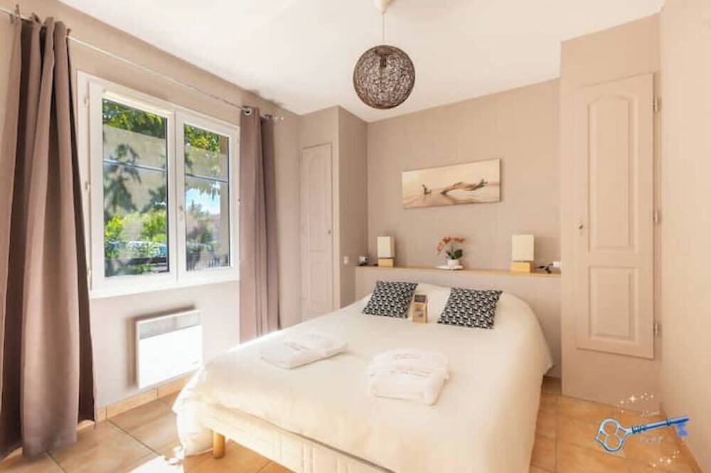 2 bedroom house in Provence with swimming pool 10 minutes from Parc Spirou in Loriol-du-Comtat, Vaucluse