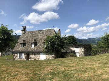 Gîte pour 8 personnes, avec terrasse et jardin à Vic-sur-Cère