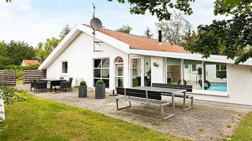 Feriehus for 9 personer, med jacuzzi og badebasseng i tillegg til terrasse i Ebeltoft