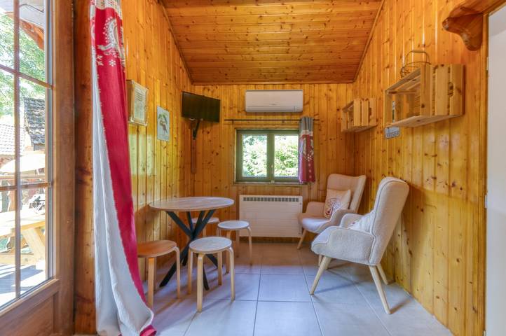 Hel lägenhet, Apartment 'Chalet Violette' with Mountain View, Wi-Fi and Air Conditioning in Vaulnaveys-le-Bas, Isère
