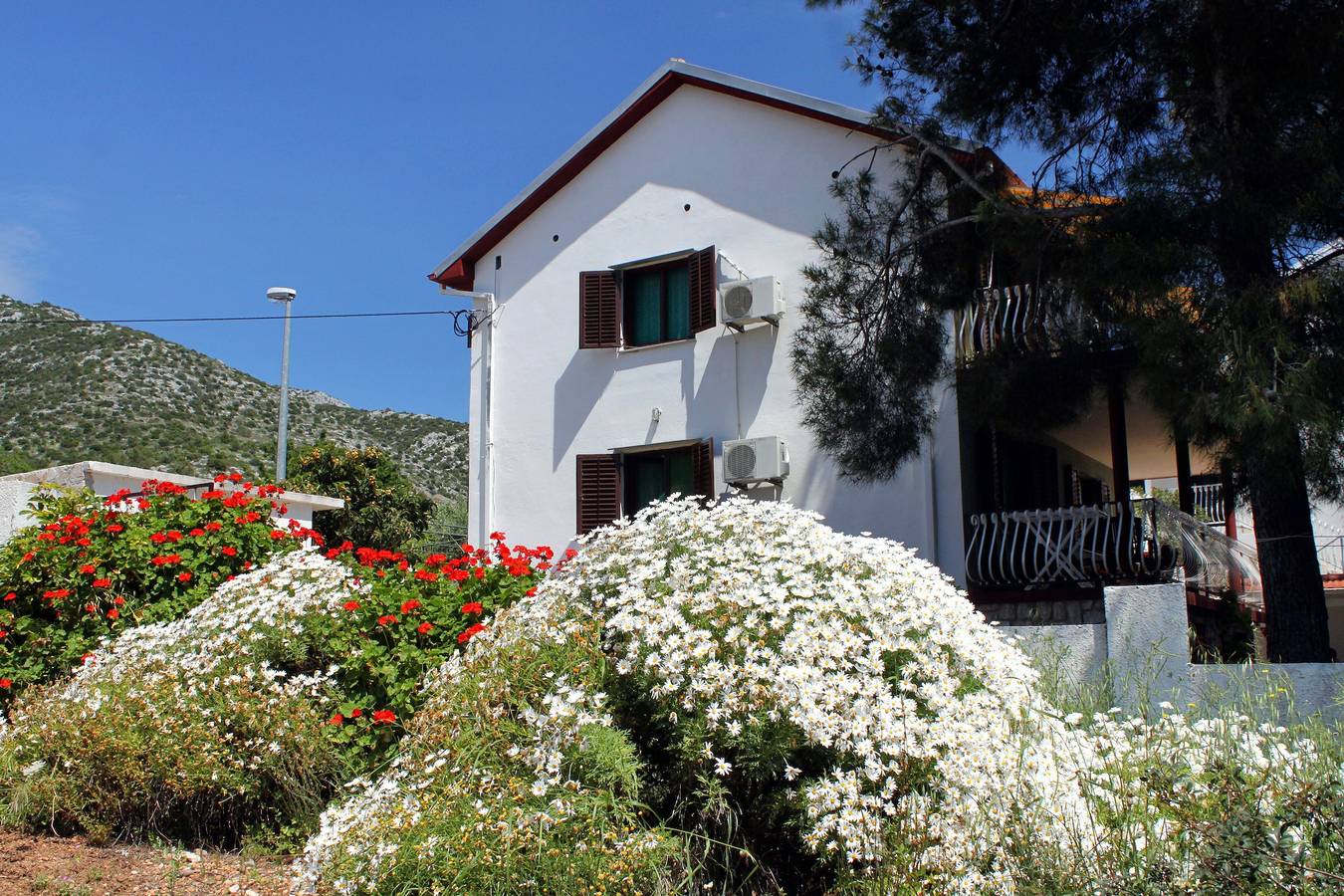 Ganze Wohnung, 2-Zimmer-Ferienwohnung mit Terrasse und Meerblick Zavala, Hvar -a in Zavala, Hvar