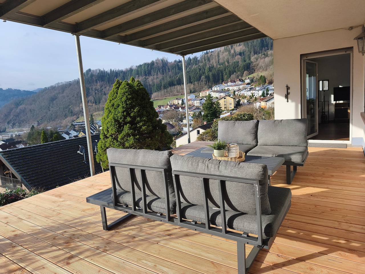 Apartamento entero, Apartamento 'Kinzigtalblick' con vistas a la montaña, terraza privada y Wi-Fi in Wolfach, Valle del Kinzig