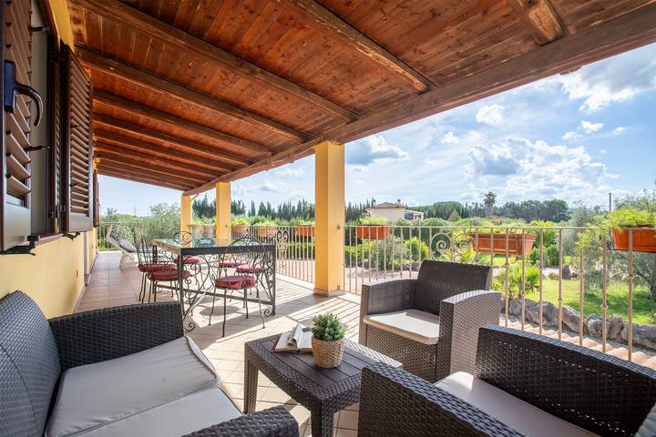 Entire apartment, Apartment 'Villa Sorrentina - Suite Edera' with Private Terrace, Wi-Fi and Air Conditioning in Alghero, Sassari Province