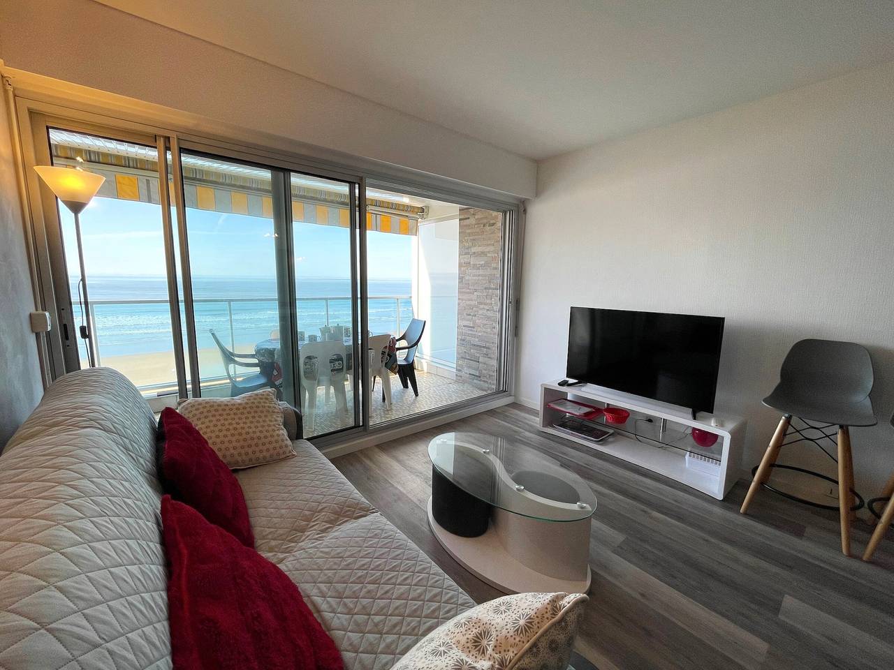 Entire apartment, Beautiful modern 2-bedroom apartment sea-facing with garage in Saint-Jean-de-Monts, Vendée