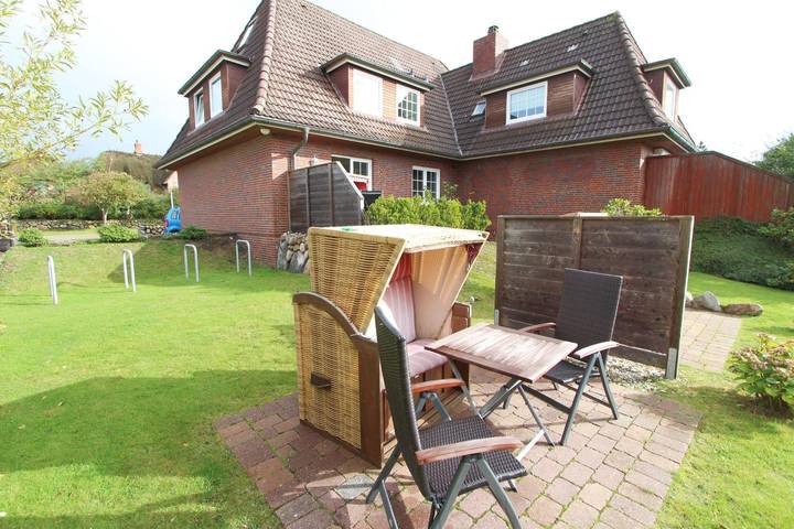 Ganze Wohnung, Stilvoll eingerichtetes Appartement im Obergeschoss mit Strandkorb im Garten in Nordfriesische Inseln (Schleswig-Holstein) (Schleswig-Holstein), Wenningstedt
