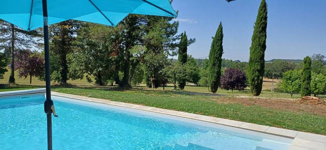 Gîte pour 2 personnes, avec vue et piscine ainsi que terrasse et jardin à Armillac