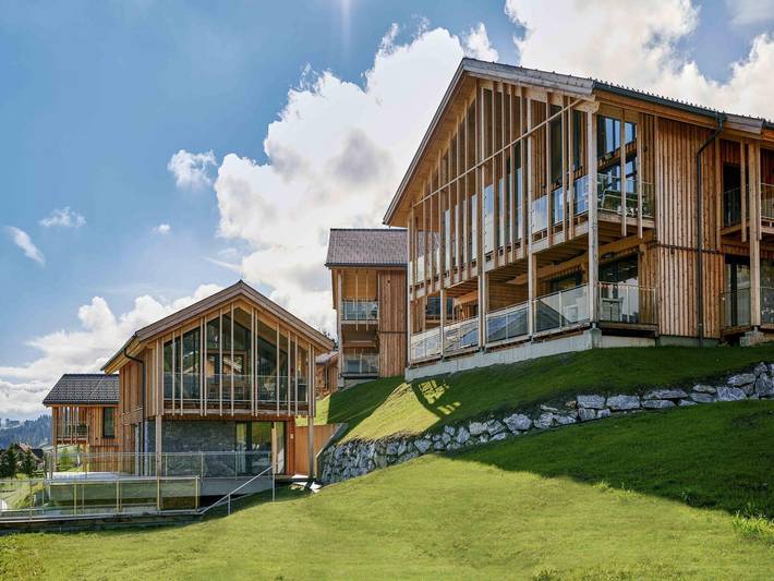 Chalet für 10 Personen, mit Balkon/Terrasse und Terrasse sowie Pool und Sauna in Haus