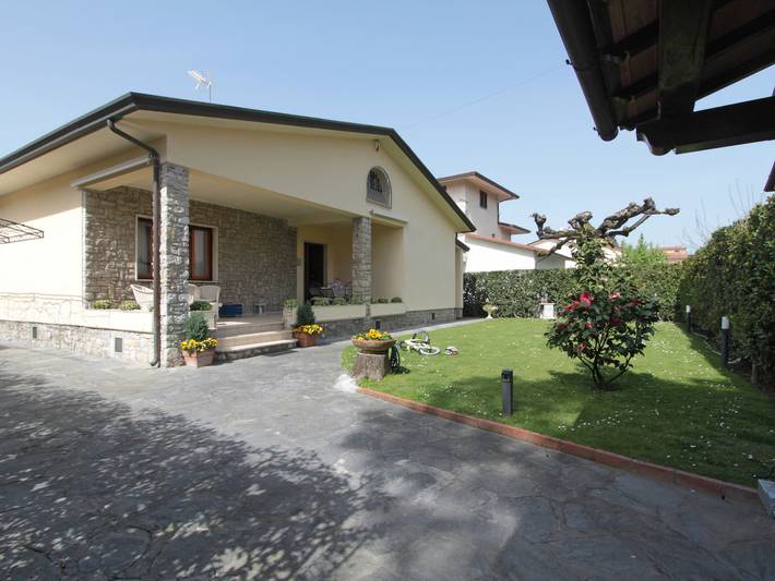 Location de vacances pour 6 personnes, avec jardin et terrasse à Forte dei Marmi