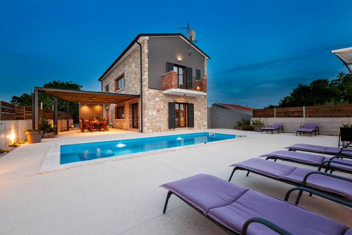 Villa pour 8 personnes, avec jardin ainsi que piscine et terrasse à Kanfanar